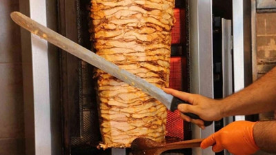 Dışarıda tavuk döner yiyenler aman dikkat. Rengi böyleyse sakın ağzını sürmeyin hemen bırakın
