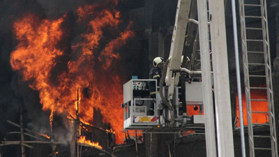 Hindistan'da bina alev alev yandı! 9 kişi hayatını kaybetti