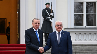 Cumhurbaşkanı Erdoğan Almanya'da. Steinmeier Erdoğan'ı Cumhurbaşkanlığı Sarayı'nda karşıladı. İki isimden Gazze'de iki devletli çözüm önerisi geldi