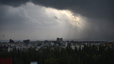 Meteoroloji turuncu kodlu uyarıda bulunmuştu. Fırtına ve sağanak hayatı felç etti. Uçaklar inemedi, çok sayıda ev ve iş yerini su bastı
