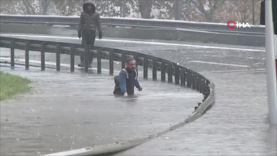 Esenler'de belediye çalışanının zor anları kamerada: Göle dönen alt geçitteki suyu tahliye etmek için beline kadar suya girdi