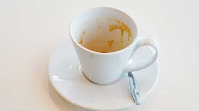 Bardaktan çıkmayan kahve ve çay lekelerini bir çırpıda yok ediyor: İzleri silgi gibi silen formül bulundu