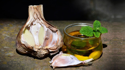 5 diş sarımsağı zeytinyağında bekletin: Sarımsağı zeytinyağında bekletmenin mucizevi faydaları ortaya çıktı. Sarımsak ve zeytinyağı karışımı ne işe yarar?