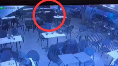 Adana'da Starbucks'a yapılan silahlı saldırının kamera görüntüleri ortaya çıktı. Yaşanan panik anları saniye saniye kameraya böyle yansıdı