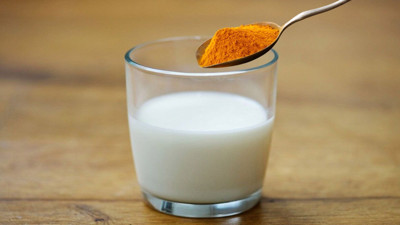 Sabahları yorgun ve halsiz uyanmaya son: Sütün içine 1 çay kaşığı eklemek yeterli. Enerjiyi tavan yaptıran karışım bulundu