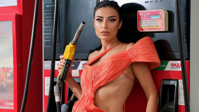 Benzin ve motorin fiyatlarından yakındı bu pozu verdi. Akaryakıt istasyonuna gitti benzin pompasıyla bu kareleri verdi ve isyan etti