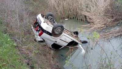 Bursa'da feci kaza. Otomobil su kanalına düştü. Bir kişi boğularak hayatını kaybetti, 4 yaralı var