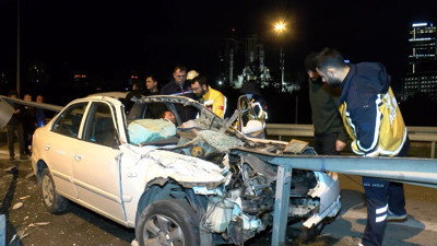 İstanbul'da bariyerlere ok gibi saplandı: Ataşehir TEM Bağlantı Yolu'nda yürekleri ağza getiren kaza, 1 kişi yaralandı