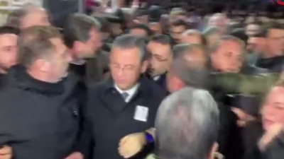 Manisa’daki şehit cenazesinde CHP Genel Başkanı Özgür Özel protesto edildi: 'Özgür dışarı' sloganı atıldı. Özel yuhalandı, zor anlar yaşadı. Kalabalık Özel'i dışarı çıkardı