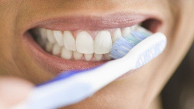 Bu hatalar ağız hijyenini bitiriyor: Çamaşır suyuyla protez yıkayan, karbonatla her gün diş fırçalayanlar tehlike çanları sizin için çalıyor