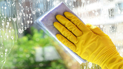 5 parmağınızı bassanız da leke tutmayacak: Leke tutmayan camların tüyosu belli oldu. Yalnızca 3 malzeme yeterli