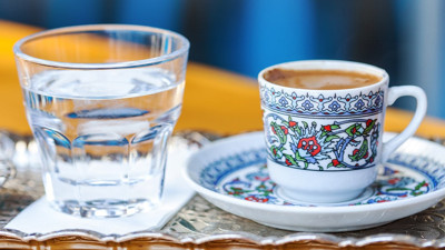 Türk kahvesinin yanında neden su verildiği ortaya çıktı. Gizli anlamı ortaya çıktı. Türk kahvesinin yanında neden su verilir?