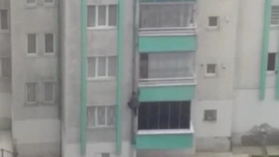 Kayseri'de yıl içinde bin 539 aranan şahıs yakalandı. Denemedikleri yöntem kalmadı. Örümcek adam gibi oluklardan akan bile var