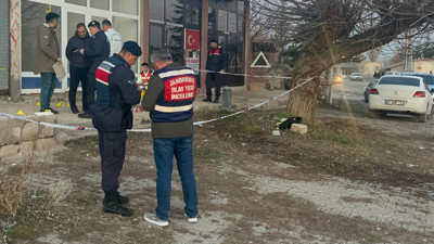 Niğde’de resmen katliam. 3 kişi öldü. Ramazan Gök 2 akrabasını öldürdü. Ölenlerin yakınları da Gök'ü öldürdü. Mermi yağdı