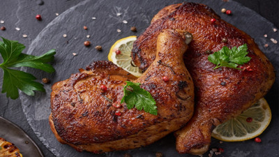 Tavuğun derisini çıkartıp yiyenler yandı: Faydalarını duyunca tavuk derisini bir daha çöpe atmak istemeyeceksiniz