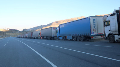 Sistem arıza verdi.  10 kilometrelik TIR kuyruğu oluştu. Türkiye- İran sınırında çile