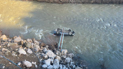 Otomobil 15 metreden dereye yuvarlandı. Jandarma ve itfaiye ekipleri seferber oldu. Feci kazada 3 kişi ağır yaralandı