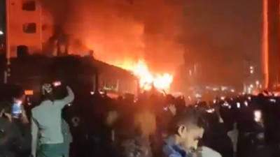 Yolcu treni kundaklandı. Alevler kısa sürede tüm treni sardı. Çok sayıda ölü var. Bangladeş’te seçim öncesi korkunç olay