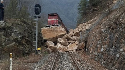 Peş peşe heyelanlar. Milletvekili mahsur kaldı. Tren raydan çıktı