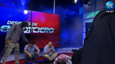 Stüdyoda dehşet. Ekvador'da silahlı grup canlı yayını bastı. Gazetecinin cebine bomba koydular