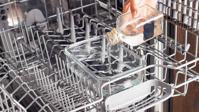 Bulaşıklar parlak çıkmıyorsa çözümü basit: Makinenin içine 1 kase eklemek yeterli. Cam gibi parlayan bulaşıkların sırrı bulundu