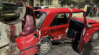 Sivas'ta feci kaza.  İki otomobil çarpıştı. Biri ağır olmak üzere 5 yaralı var