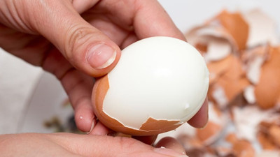 Bu yöntemle yumurtayı mandalina soyar gibi soyacaksınız! Haşlanmış yumurtayı 5 saniyede soyan yöntem belli oldu