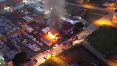 Üç işçi hayatını kaybetmişti: Sultanbeyli'de işçilerin kaldığı konteynerdeki yangın havadan görüntülendi