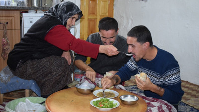 Böyle fedakarlık görülmedi. 70 yıllık yaşamını 4 oğluna adadı: Allah'tan gelene bir şey demem, onlar benim evlatlarım...