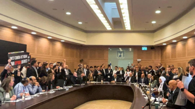 Hamas'ın elindeki esirlerin yakınları İsrail Meclisini bastı