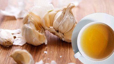 Meğer kabukları hazineymiş! Sarımsak kabuklarını kaynatıp içince o sorundan eser kalmıyor. Sarımsak kabuğunun faydaları nelerdir?