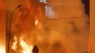 Bomba gibi patladı. 60 ton LNG yüklü tanker otomobile çarptı. Ortalık savaş alanına döndü. Korkunç görüntüler. Çok sayıda ölü ve yaralı