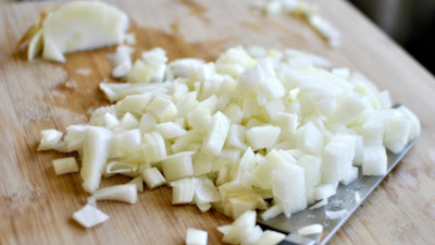 Doğranmış soğanı sakın böyle kullanmayın: Zehirlenmeniz an meselesi. Meğer yıllardır sağlığımızla oynuyormuşuz