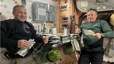 Uzayda yemek keyfi. Türkiye'nin ilk astronotu Alper Gezeravcı yemek yediği anları paylaştı