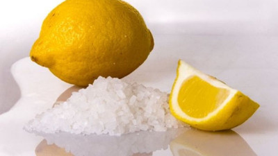 Limonun üzerine tuz döküp beklettiğinizde olacaklara inanamayacaksınız: Meğer o problemin en basit çözümüymüş