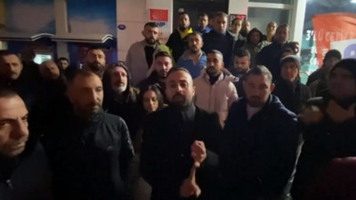 CHP'de İzmir adayları belli oldu. Ortalık karıştı. İsyan çıktı. Partililer parti binası önünde toplandı