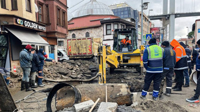 Su hattı patladı, Beşiktaş savaş alanına döndü: İş yerlerini su ve kum bastı, Beşiktaş Ortaköy'de ortaya bu görüntüler çıktı