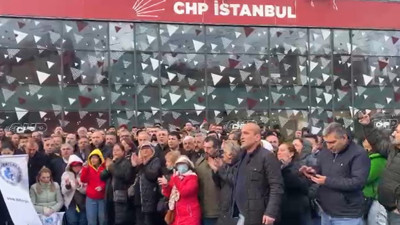 CHP'liler İstanbul'da isyan başlattı. Avcılar adaylığı için İl Başkanlığı'na çıkarma yaptılar. Kapı önünde Turan Hançerli sesleri... 'İthal aday istemiyoruz' sloganları