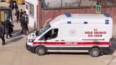 Nöbetçi öğretmene bıçaklı saldırı! Okulun öğrencisi olmayan kişiyi çıkarmak isteyen öğretmen bıçaklandı