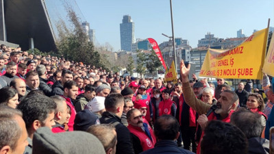 Şişli Belediyesi'nde çalışan işçiler eylem yaptı. Toplu iş sözleşmesi şartlarının iyileştirilmesini talep ettiler