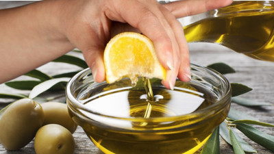 Zeytinyağının içine birkaç damla limon sıkın: Faydasını duyan kaşık kaşık tüketecek. Zeytinyağı ve limon karışımı neye iyi gelir?