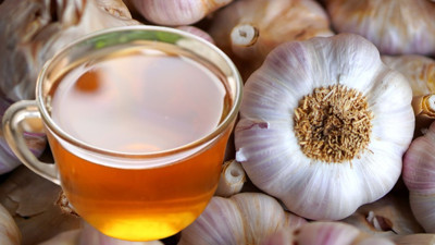 1 bardak içen 10 yıl hastalanmayacak: Sarımsak çayının bu etkisini duyan mutfağa koşacak. Sarımsak çayı içmek neye yarar?