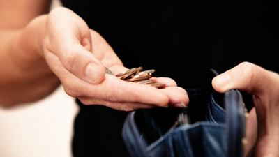 Açlık ve yoksulluk sınırı açıklandı. 4 kişilik bir ailenin açlık sınırı 17 bin 725 lira, yoksulluk sınırı ise 57 bin 736 lira