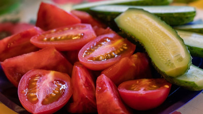 Domates ve salatalığı birlikte yiyenler yandı! Meğer yıllardır yanlış tüketiyormuşuz