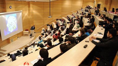 Yurt dışında üniversite okumak isteyenler DİKKAT! YÖK'ün yeni kararı Resmi Gazete'de yayımlandı. YKS puan şartı geldi, Denklik şartları değişti