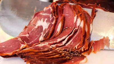 Pastırma böyleyse ağzınıza dahi sürmeyin: Pastırmanın bozuk olduğunu gösteren o işaret belli oldu. Bozuk pastırma nasıl anlaşılır?