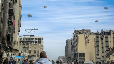 Gazze'ye yardım edeceğim derken öldürdüler! Havadan indirilen yardım kutuları sivillerin üzerine düştü