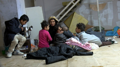 Vicdansızlığın böylesi. İkiz bebeklere hamile kadını 5 çocuğu ile birlikte kış soğuğunda İstanbul'da sokağa attılar