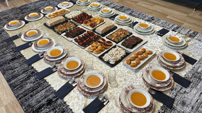 İftar sofrasında bu besini mutlaka tüketin. Ramazan sofrasında ev yoğurdunu eksik etmeyin. Ramazan ayında beslenme nasıl olacak. İftarda ve sahurda ne yiyelim?