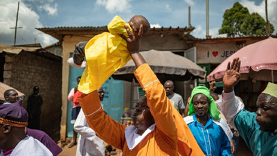 Kenya'daki bebek ritüeli görenleri şaşkına çevirdi! 2 ay gün yüzü görmeyen bebekleri havaya ata ata gezdirdiler